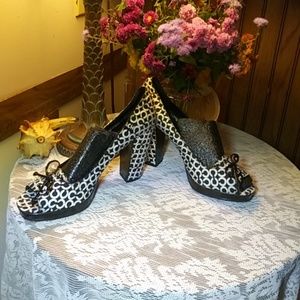 Coach Black & White Heels. SZ: 8